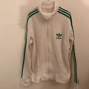  - Grön & vit adidas tröja utan fickor. Fint skick, fick den av min bror för hundra år sen men aldrig använt den.