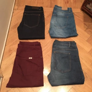  - Säljer 4 par jeans till dam.
100 kr styck eller alla för 300 kr!

1) mörka jeans från Ginatricot. Modell Silvia, storlek 30. Nypris 399 kr.

2) blå jeans från Ginatricot. Modell Kristen, storlek W 29, L 32. Nypris 499 kr.

3) vinröda jeansleggins i stretchmaterial från Now and Then. Modell Zoe, storlek L. Nypris 499 kr.

4) mörkblå jeansleggins i stretchmaterial från Cubus. Modell Jane, storlek M, mid rise. Nypris 299 kr.