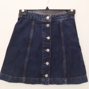  - Hög jeanskjol med silvriga knappar. Från Topshop, använd 1 gång! 