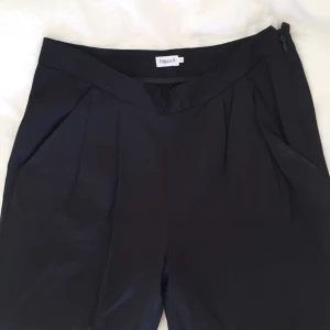  - Byxor från Filippa K. Bra skick! Modellen heter fay satin slacks. Dom är märkta S men jag skulle säga att dom är XS. Materialet är lite halvblankt, vilket kan svårt att uppfatta på bilderna! Frakt 35kr 