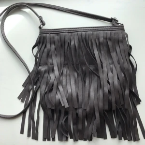  - Storleken är mätt utan fransarna, färgen är som på första bilden. Stängs med dragkedja och har även ett dragkedjefack i fodret på insidan. Axelremmen kan ändras från 113-59 cm. I nyskick