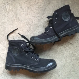  - Använda svarta Palladium skor, storlek 38. 