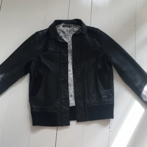  - Jättehärlig läderjacka från saints&mortals (carlings egna märke), med riktigt vårigt blommönster inuti!