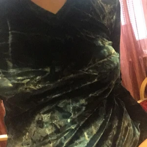  - Jättefin tröja i stretchig sammet med blåspräckligt mönster Inköpt second hand i Amsterdam, mkt bra skick Passar XS-M beroende på vad en vill ha för passform