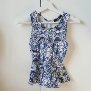  - Linne med häftigt mönster och volang. På ryggen  är det en öppning se bild 3. Köparen  står för frakt, kan mötas upp i Uppsala  