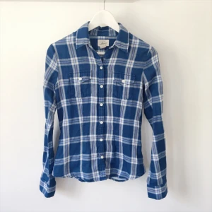  - Snygg och figurformad skjorta från Levis