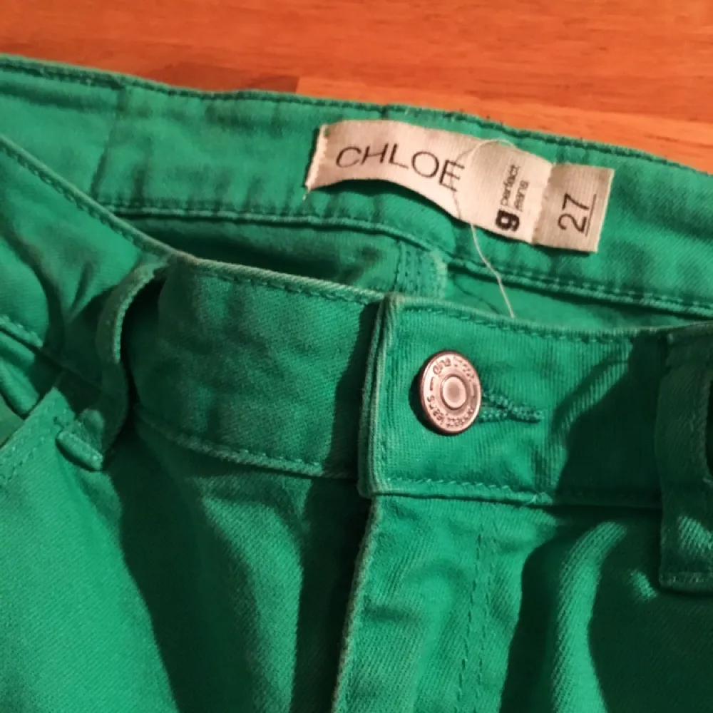 Gröna (mer mörkgröna än på bilden) från Gina Tricot. (Chloé-modell). Använda fåtal gånger. Har en väldigt liten vit fläck på ena benet.. Jeans & Byxor.