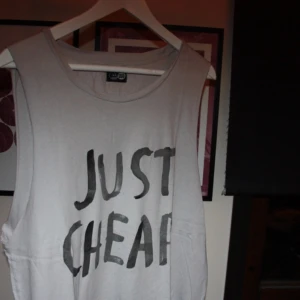  - Avklippt t-shirt från Cheap Monday. Storlek large. Inte mycket använd alls! I fint skick. Köpt från Weekday. Frakt kostar 30kr. Kan mötas i Vallentuna, Täby C, TC eller Vällingby C :)