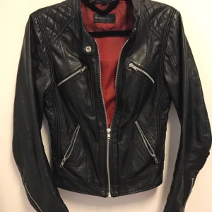  - ROCK'N BLUE, storlek 34 (mer som 36-38), skinn, nypris 2 000 kr, köpt för 1,5 år sedan, använd. 