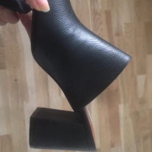  - Helt oanvända svarta mules, från Topshop. Slutsålda! 