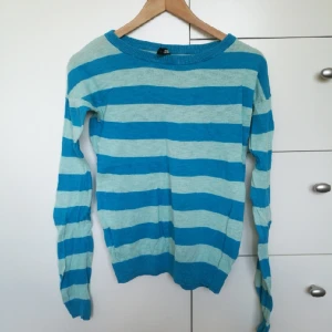  - Snygg stickad tröja från 1982. Är egentligen XS-S i storlek. Kan mötas upp i centrala Stockholm eller posta (köparen betalar frakten).