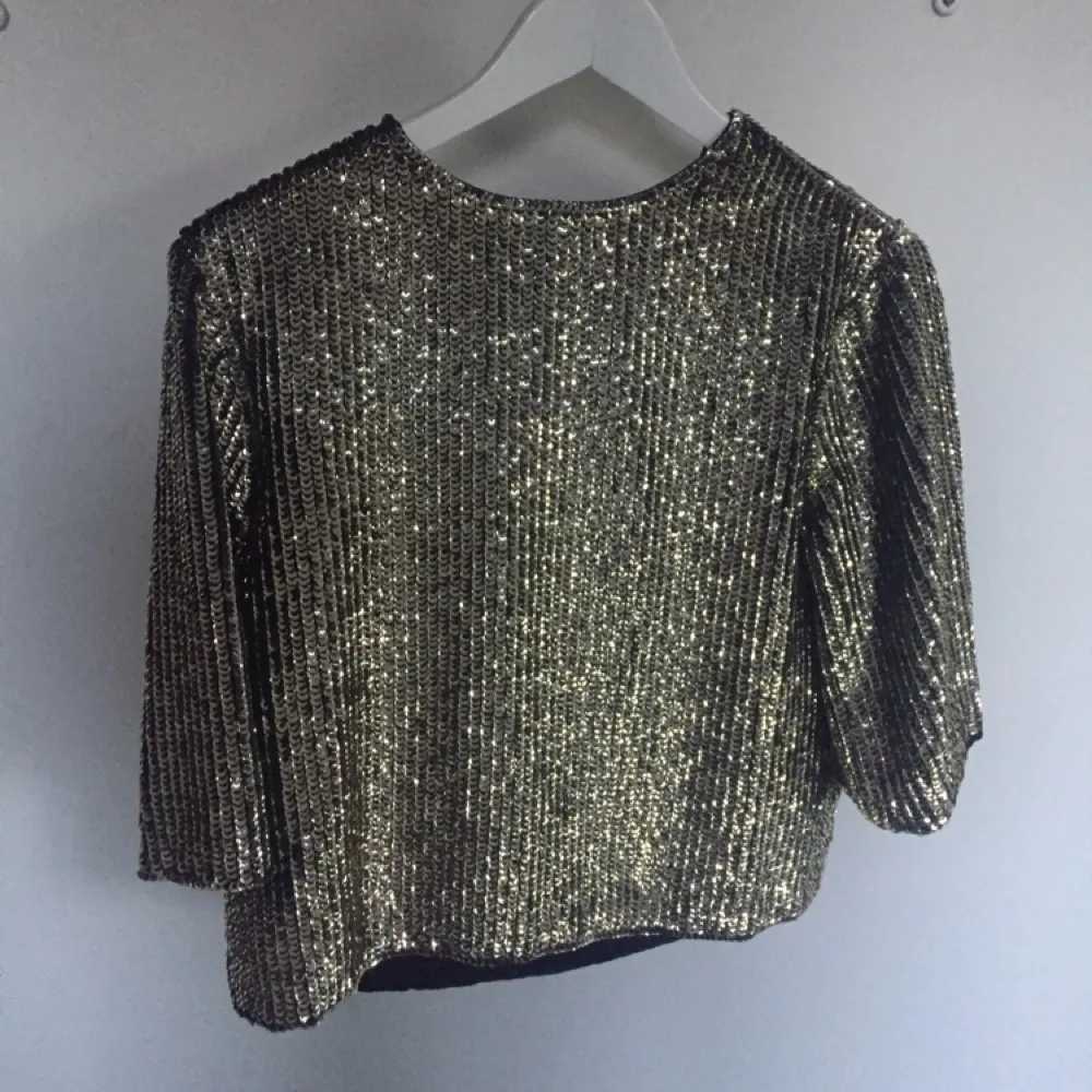 Perfekta partytoppen! Jättebekväm topp i guldglitter köpt på Topshop ✨✨. Toppar.