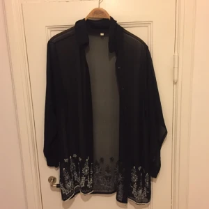  - Oversize skjorta från en vintagebutik i London. Transparent med vackra broderier nedtill. 