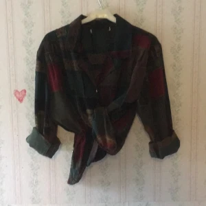  - Mönstrad skjorta i ädelstensfärger (smaragdgrön, rubinrött!) med fina detaljer, t.ex. knappar i guld. Använd ett fåtal gånger. Frakt tillkommer.