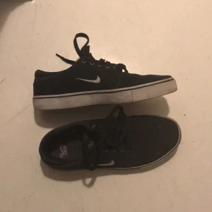  - Nike SB skor stl 42!
Bra skick, använda ett par gånger. 