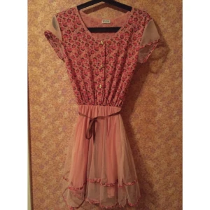  - Råsa klänning med blommig 70kr+45kr frakt
