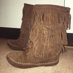  - Skor  i skin , typ Minnetonka model. Köpte i US för 149.99$ , men skick är ok. Du kan se i bilden. Står storlek 38.5 men min 38 och passar perfekt. 