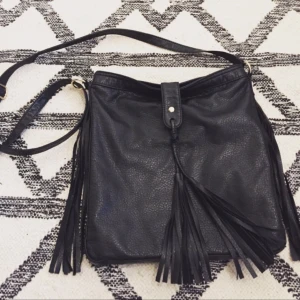  - Bohemisk mjuk väska med reglerbart axelband. Knappt använd. 