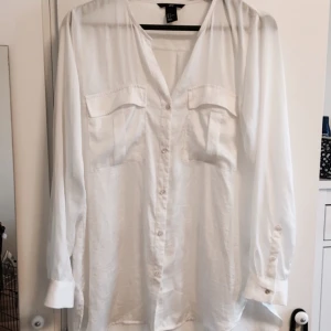  - Skjorta från H&M i sidentyg