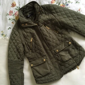  - Populär jacka som framhäver kroppens former snyggt, många fickor, i nyskick!
Från Ginatricot
Passar XS 
Fraktkostnad tillkommer 