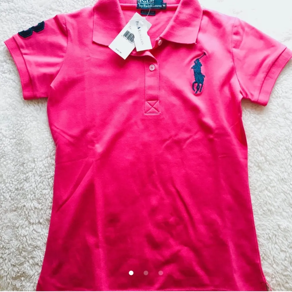 Polo Ralph Lauren T-Shirt - storlek S. Den är i nyskick och aldrig använd, pris lappen är kvar!
Köparen betalar för frakten.. Skjortor.