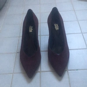  - Oanvända mocka klackskor från Twist and Tango i storlek 39. Nypris ca 1700kr.