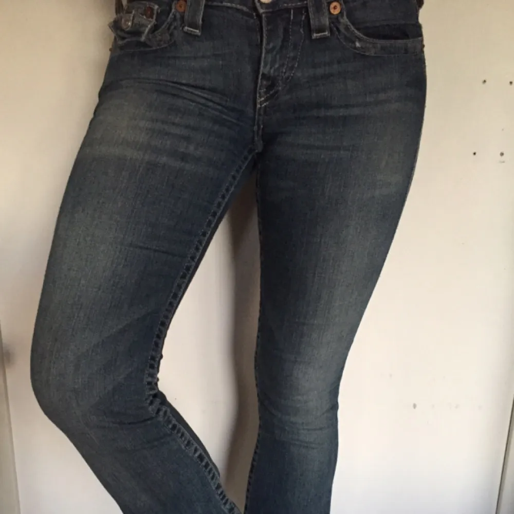Bootcut jeans från True Religion. Har sytt upp byxorna så längden är nu motsvarande 30-32. Jag är 162 cm lång😊 köparen betalar frakt!. Jeans & Byxor.