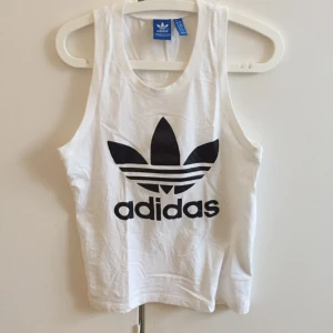  - Linne från adidas originals, loosefit. Fint skick men är en liten fläck på, se bild. Går säkert bort med vanish. Frakt ingår i priset. 