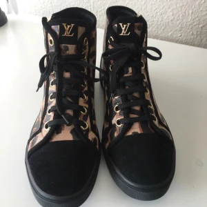  - Louis Vuitton skor. Finns authentic price tag från Vestiaire collective. Finns i Höganäs. 