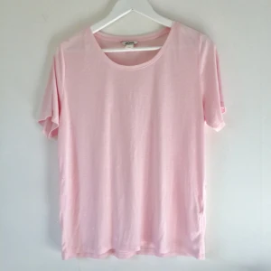  - Ljusrosa mjuk tee från Monki. Oanvänd. 