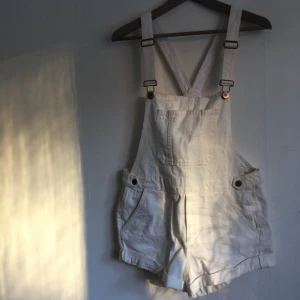  - Vit hängselbyxa från H&M divided. 

Köparen står för frakt. Fråga gärna! 