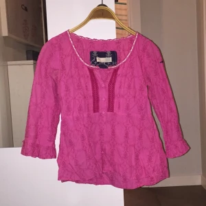  - En jätte söt oddmolly blus i gott skick. Använd i drygt ett år, den har väldigt fina detaljer, så det är bara att fråga så skickar jag fler bilder! Du står för frakt. 