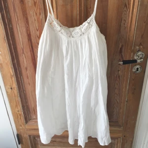  - Jättefin sommarklänning från Vila, fin brodyr på framsidan, justerbara band🌻  🗯 köparen står för frakten eller mötes upp i Stockholm 