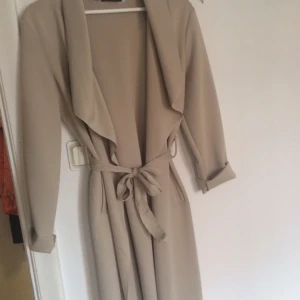  - Tunnare jacka/kofta nu till sommaren. Aldrig använd Säljes på grund av flyttrensning. 