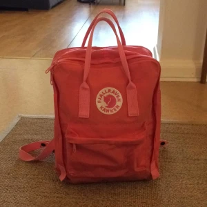  - Korallrosa kånken  i fint skick. Frakt tillkommer. Bilderna är lite mörka så det syns inte helt vart den är smutsig, så säg till om ni vill se fler bilder i ett annat ljus