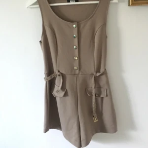  - Superhärlig playsuit från bikbok! Aldrig använd. Med passande bälte som är avtagbart. Dock saknas en knapp på ena "fickan". Men aldrig använd! 