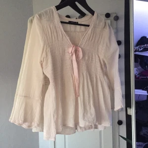  - Jättefin puderrosa blus, perfekt nu i sommar! Nypris 500kr och den är aldrig använd då den är för stor.. Fin knytning och veckad över bysten.