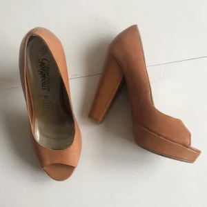  - Klackskor i äkta läder! Sitter väldigt bra på foten och är mjuka mot huden. Liten platå i fram gör att de inte känns så höga som de är. I toppenskick!   Nypris: 599 kr 