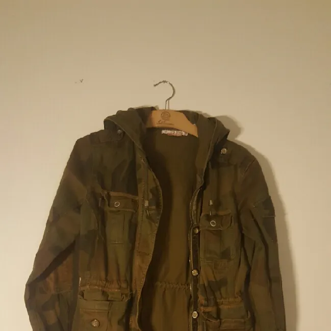 jacka i militärstil. snygga detaljer. dragkjedjan trasig men man kan knäppa den med knapparna. står medium i jackan men jag tycker det är en small.. Jackor.