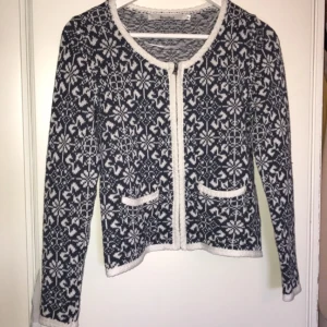  - Oanvänd, köptes på rean i januari. Passade inte riktigt mig. Storlek XS 
Nypris är 750kr men den var nersatt till 300, säljer nu för 200. Tror jag tilloch med jag har kvittot kvar . 
