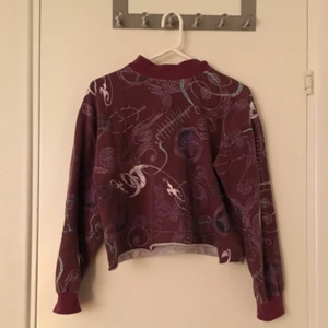  - Relativt kort tröja köpt i second hand! Frakt tillkommer :)