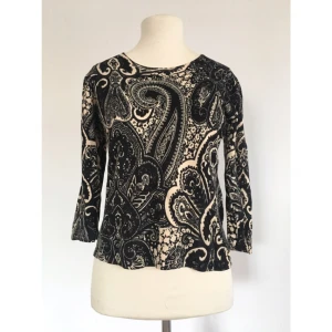  - Tröja med vackert orientaliskt mönster.

Märke: CPM Collection
Storlek: M
Skick: Gott skick. Använd 2-3 gånger.

Pris: 75 kronor eller bud.

Frakt: Betalas av köparen.

Mängdrabatt och samfrakt vid köp av flera plagg.