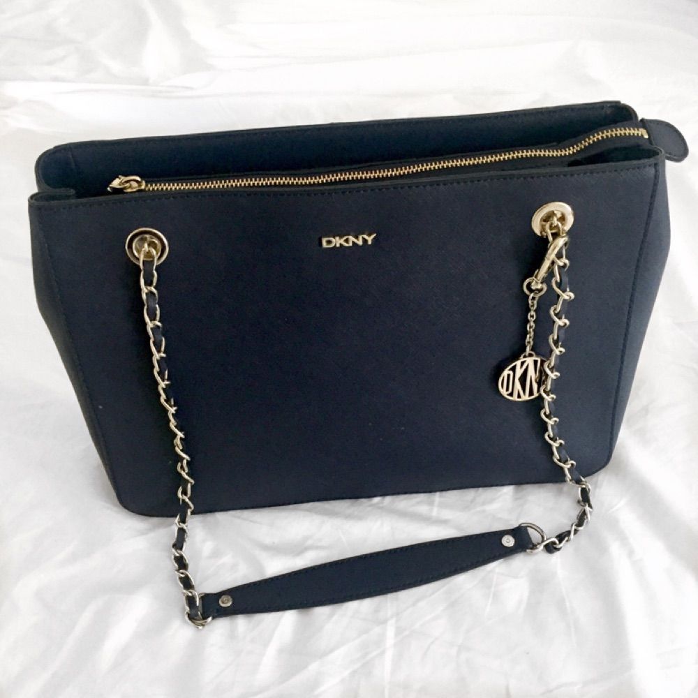 DKNY - Bryant Park väska i marinbl | Plick Second Hand