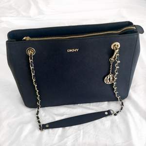 DKNY - Bryant Park väska i marinblå färg, originalpris  2 795kr. Kan skicka eller mötas upp i Stockholm.