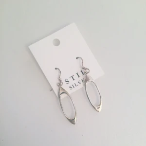  - Säljer ett par oanvända äkta silver örhängen🌸