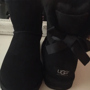  - Uggs bailey bow! Använd endast en gång i ungefär en timme, säljer pga storleken som var fel! Fortf i nytt skick! Kartong medföljer och kvitto finns på mejl!!! 