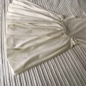  - Vit klänning, bomull, passar till sandaler men även till stövlar beroende på vilken look vill man få.