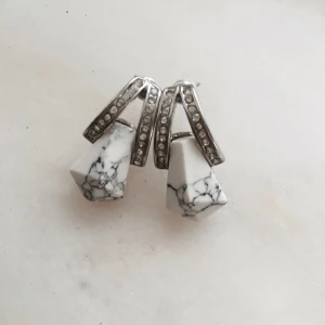  - Fina örhängen i silver och marmor. Oanvända.
Frakt tillkommer.