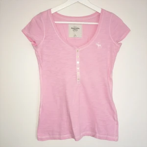  - Sockervaddsrosa t-shirt från abercrombie & fitch, supersnygg passform