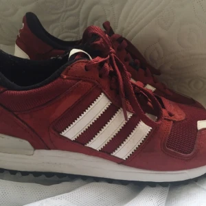  - Röda adidas skor. Storlek 39!